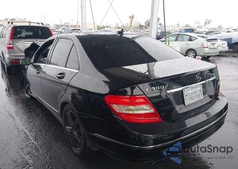 2011 Mercedes-Benz C 300 Luxury/Sport z USA, uszkodzony, nr VIN WDDGF5EB3BA510155